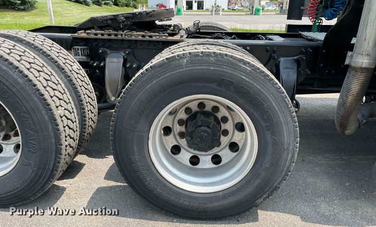 image for item LJ9685 2015 Freightliner Cascadia 125  semi truck