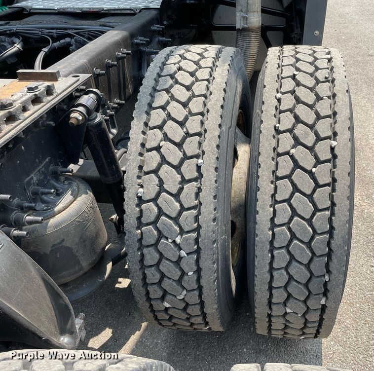 image for item LJ9685 2015 Freightliner Cascadia 125  semi truck