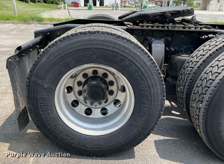 image for item LJ9685 2015 Freightliner Cascadia 125  semi truck