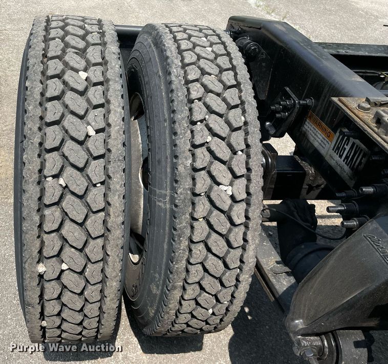 image for item LJ9685 2015 Freightliner Cascadia 125  semi truck