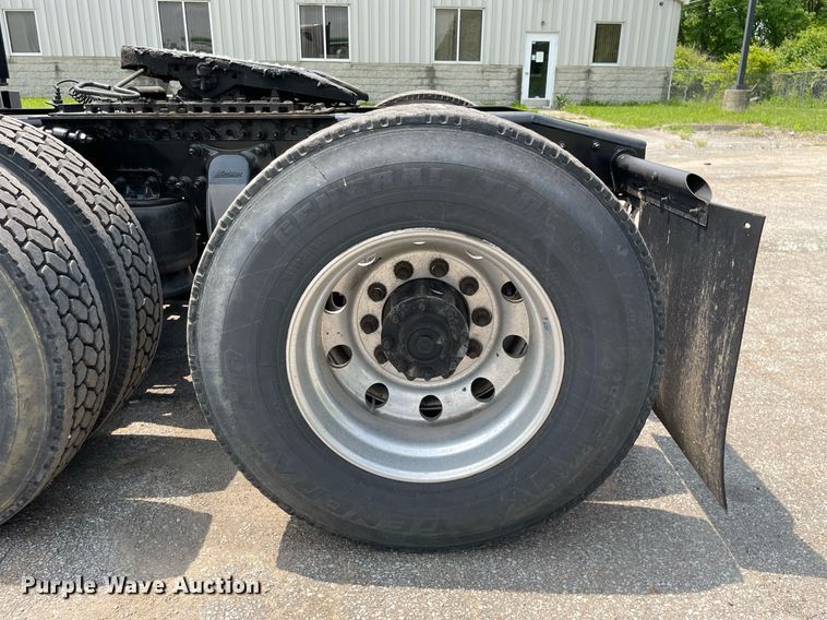 image for item LJ9685 2015 Freightliner Cascadia 125  semi truck