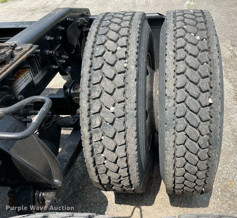 image for item LJ9685 2015 Freightliner Cascadia 125  semi truck