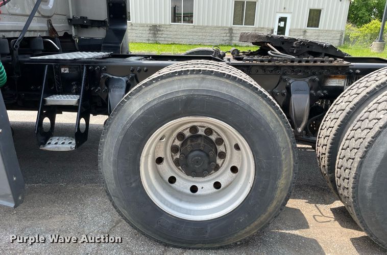 image for item LJ9685 2015 Freightliner Cascadia 125  semi truck