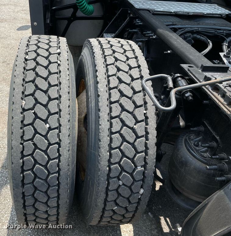 image for item LJ9685 2015 Freightliner Cascadia 125  semi truck