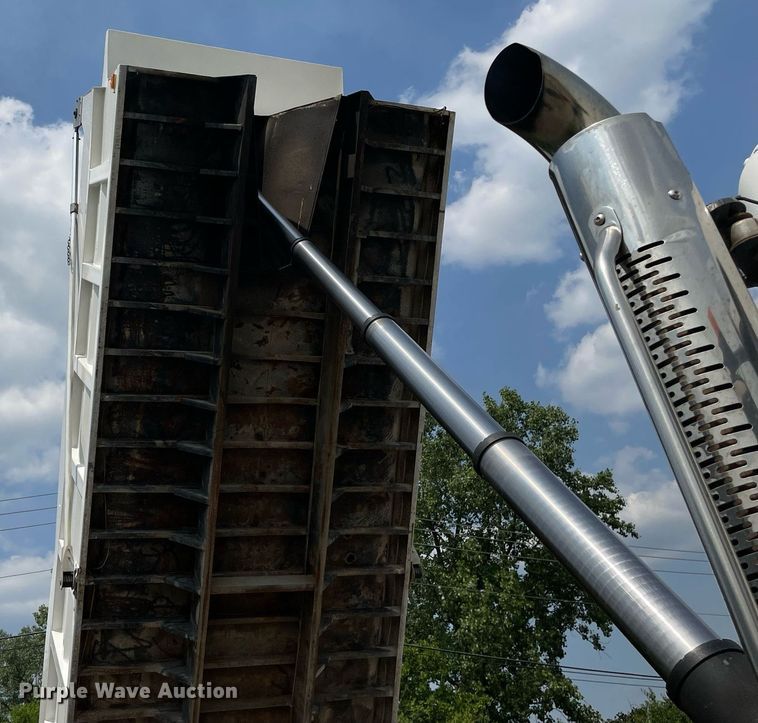 image for item LJ9686 2007 Freightliner Business Class M2  dump truck