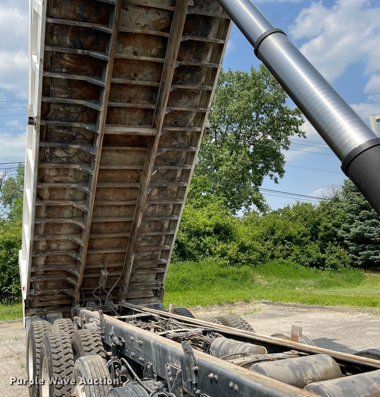 image for item LJ9686 2007 Freightliner Business Class M2  dump truck