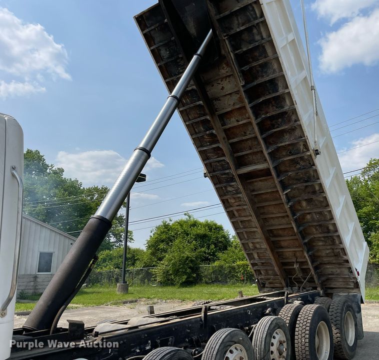 image for item LJ9686 2007 Freightliner Business Class M2  dump truck