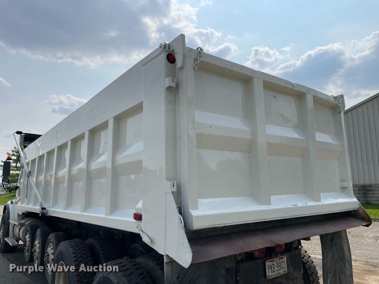 image for item LJ9686 2007 Freightliner Business Class M2  dump truck