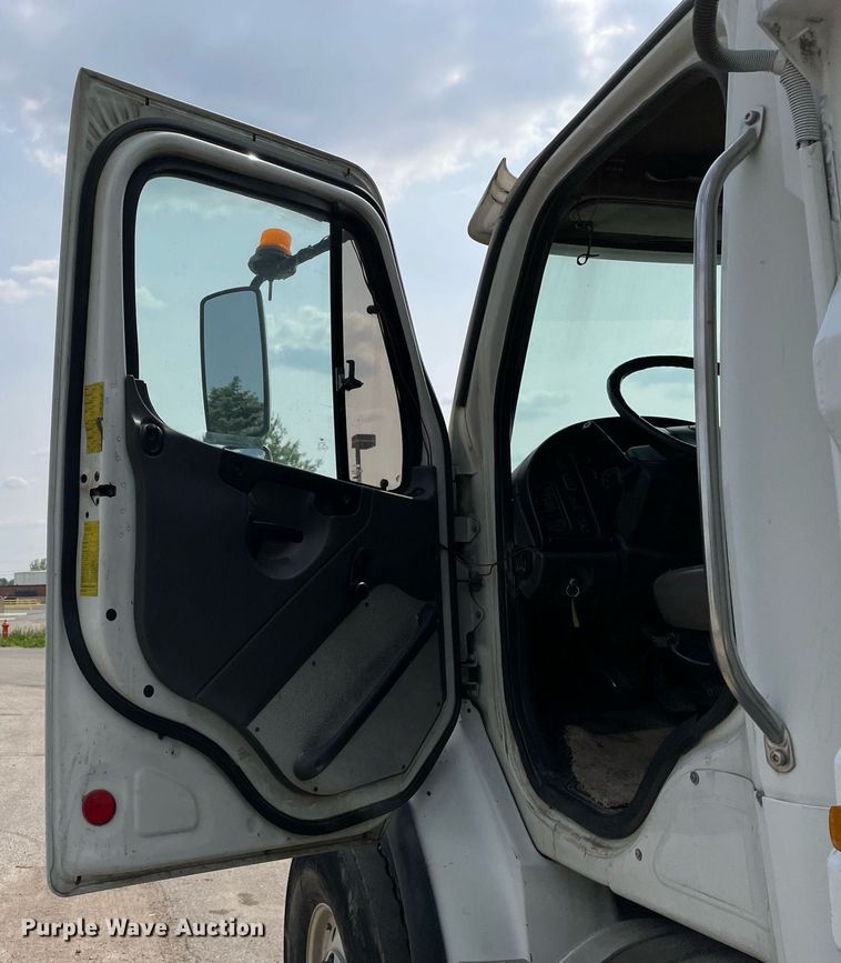 image for item LJ9686 2007 Freightliner Business Class M2  dump truck