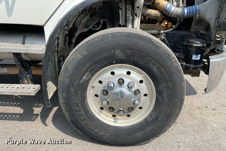 image for item LJ9686 2007 Freightliner Business Class M2  dump truck