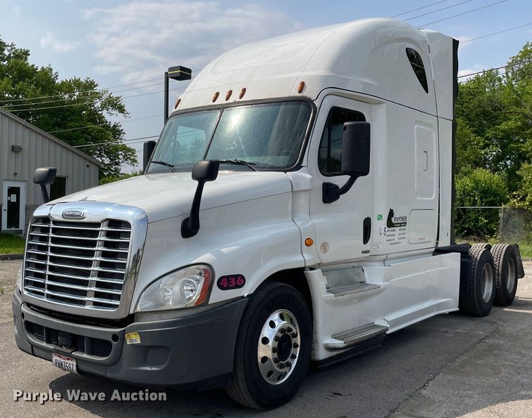 image for item LJ9687 2016 Freightliner Cascadia 125  semi truck