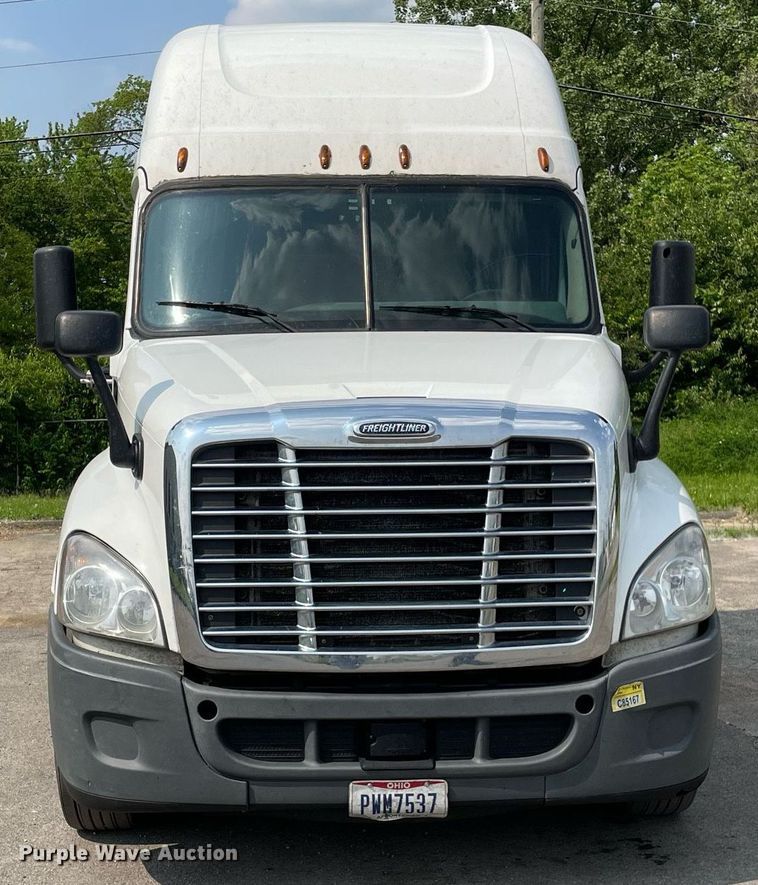 image for item LJ9687 2016 Freightliner Cascadia 125  semi truck