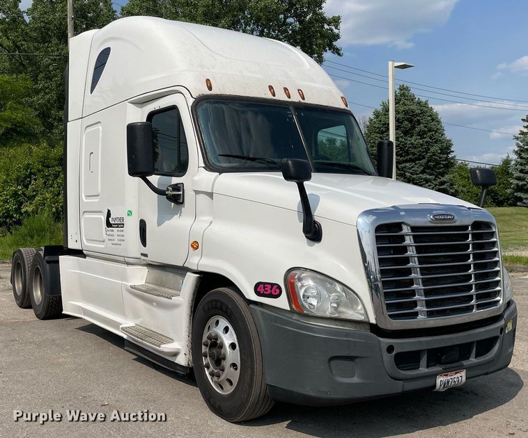 image for item LJ9687 2016 Freightliner Cascadia 125  semi truck