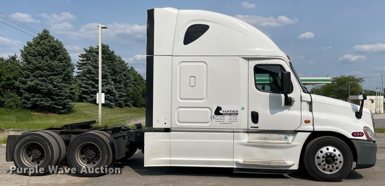 image for item LJ9687 2016 Freightliner Cascadia 125  semi truck
