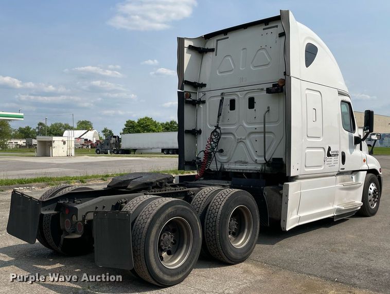 image for item LJ9687 2016 Freightliner Cascadia 125  semi truck