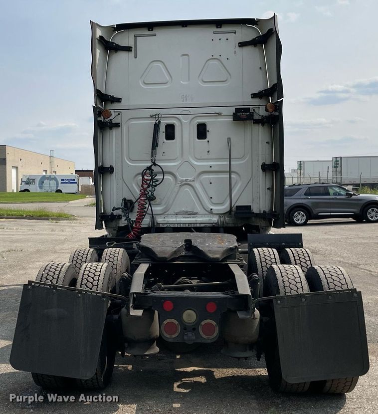 image for item LJ9687 2016 Freightliner Cascadia 125  semi truck