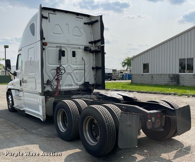 image for item LJ9687 2016 Freightliner Cascadia 125  semi truck
