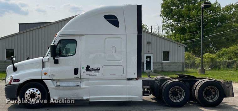 image for item LJ9687 2016 Freightliner Cascadia 125  semi truck