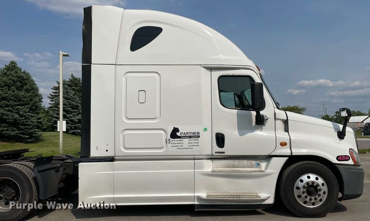 image for item LJ9687 2016 Freightliner Cascadia 125  semi truck