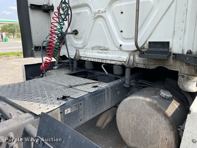 image for item LJ9687 2016 Freightliner Cascadia 125  semi truck