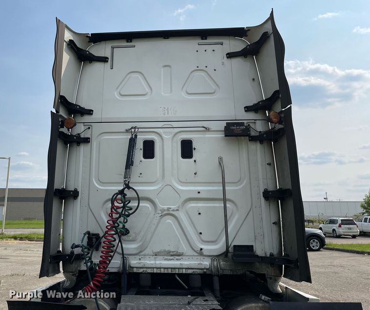 image for item LJ9687 2016 Freightliner Cascadia 125  semi truck