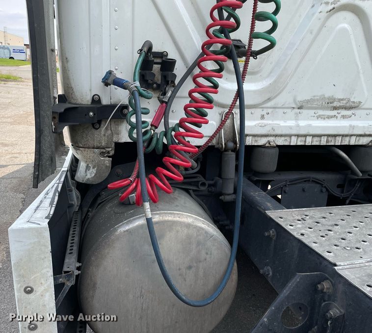 image for item LJ9687 2016 Freightliner Cascadia 125  semi truck