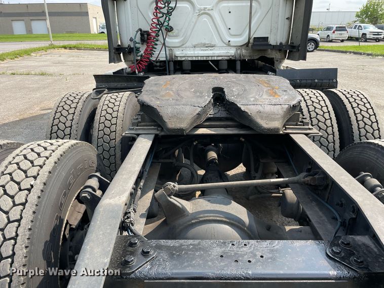 image for item LJ9687 2016 Freightliner Cascadia 125  semi truck