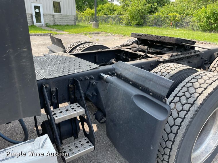 image for item LJ9687 2016 Freightliner Cascadia 125  semi truck