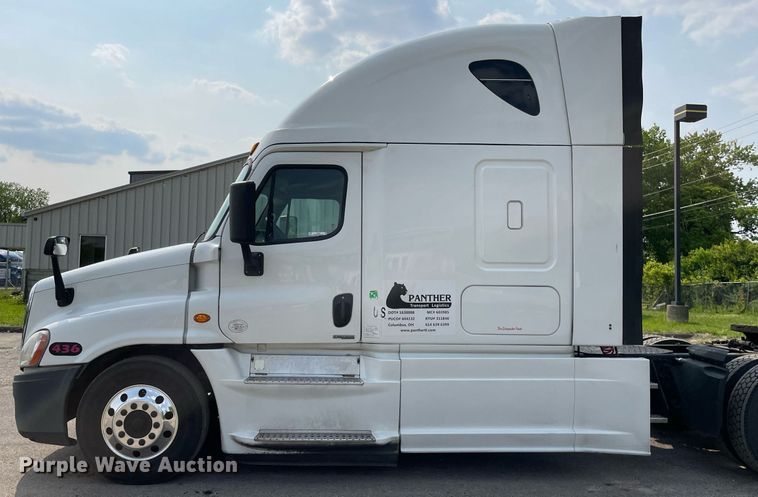 image for item LJ9687 2016 Freightliner Cascadia 125  semi truck