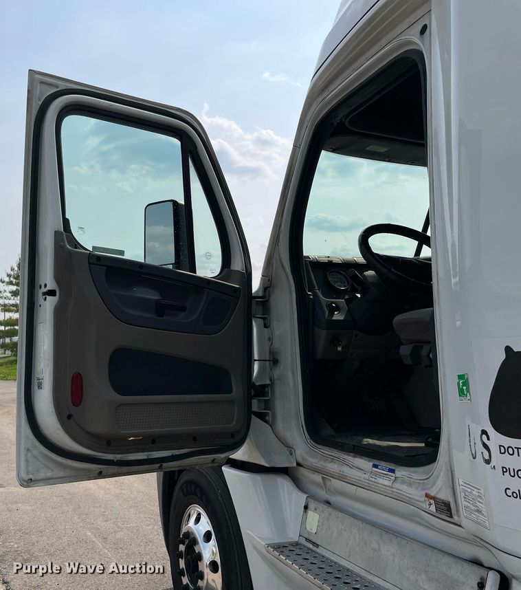 image for item LJ9687 2016 Freightliner Cascadia 125  semi truck