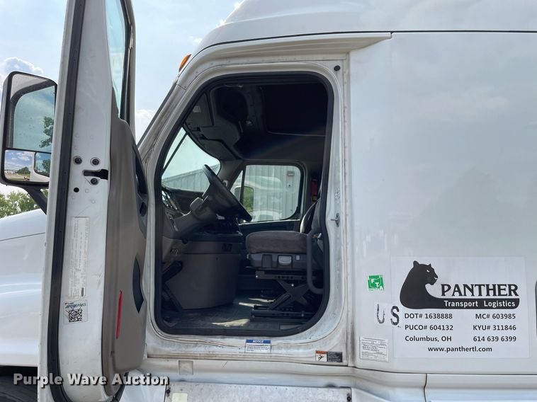 image for item LJ9687 2016 Freightliner Cascadia 125  semi truck