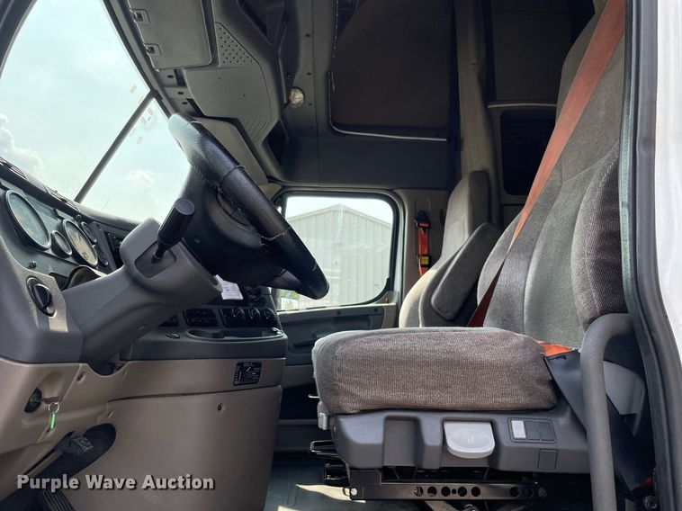 image for item LJ9687 2016 Freightliner Cascadia 125  semi truck