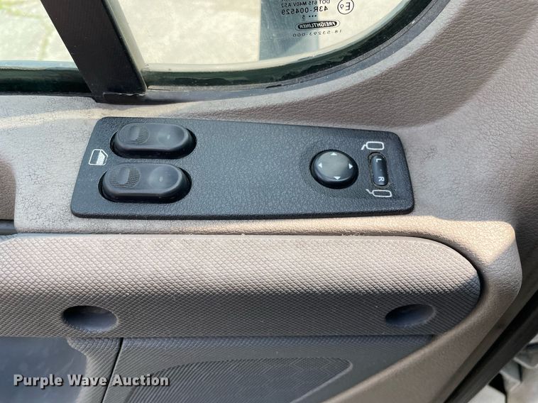 image for item LJ9687 2016 Freightliner Cascadia 125  semi truck