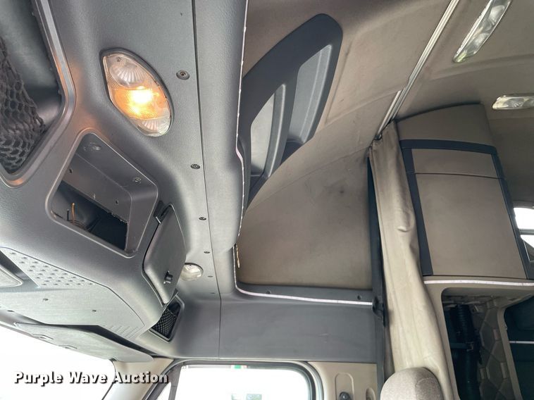 image for item LJ9687 2016 Freightliner Cascadia 125  semi truck