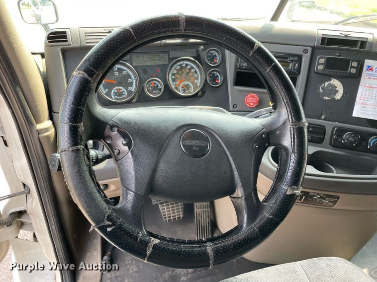 image for item LJ9687 2016 Freightliner Cascadia 125  semi truck