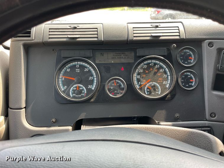 image for item LJ9687 2016 Freightliner Cascadia 125  semi truck