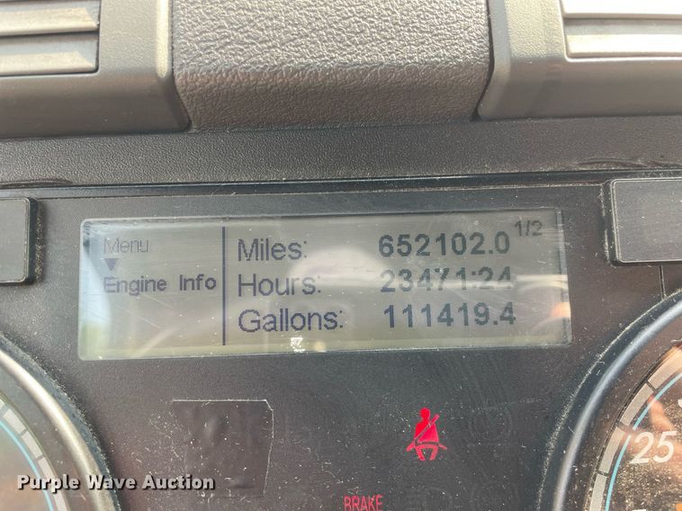 image for item LJ9687 2016 Freightliner Cascadia 125  semi truck