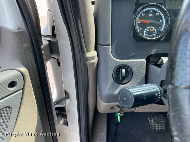 image for item LJ9687 2016 Freightliner Cascadia 125  semi truck