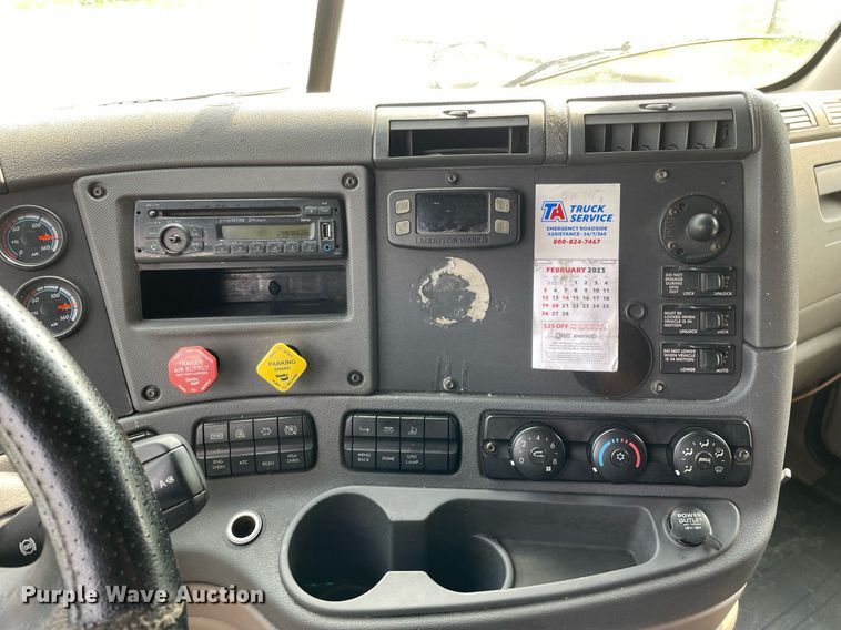 image for item LJ9687 2016 Freightliner Cascadia 125  semi truck