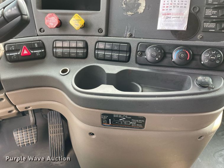 image for item LJ9687 2016 Freightliner Cascadia 125  semi truck