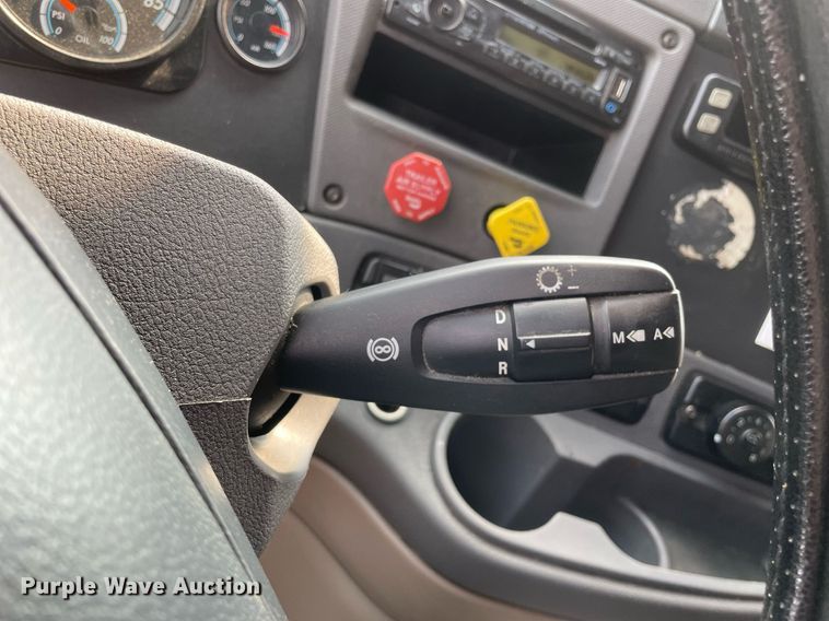 image for item LJ9687 2016 Freightliner Cascadia 125  semi truck