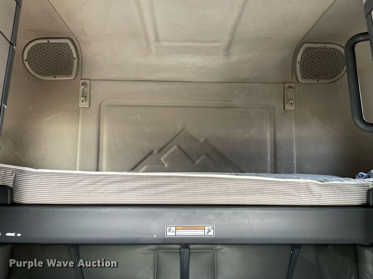 image for item LJ9687 2016 Freightliner Cascadia 125  semi truck