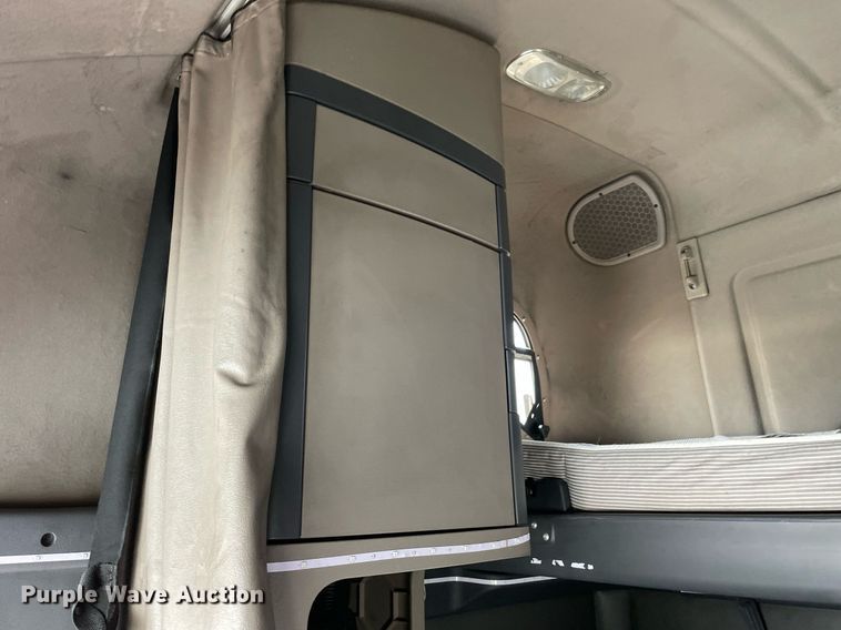 image for item LJ9687 2016 Freightliner Cascadia 125  semi truck