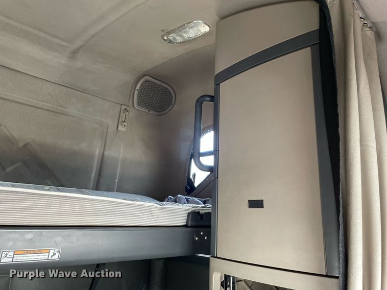 image for item LJ9687 2016 Freightliner Cascadia 125  semi truck