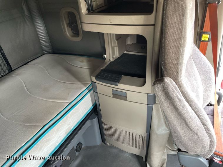 image for item LJ9687 2016 Freightliner Cascadia 125  semi truck