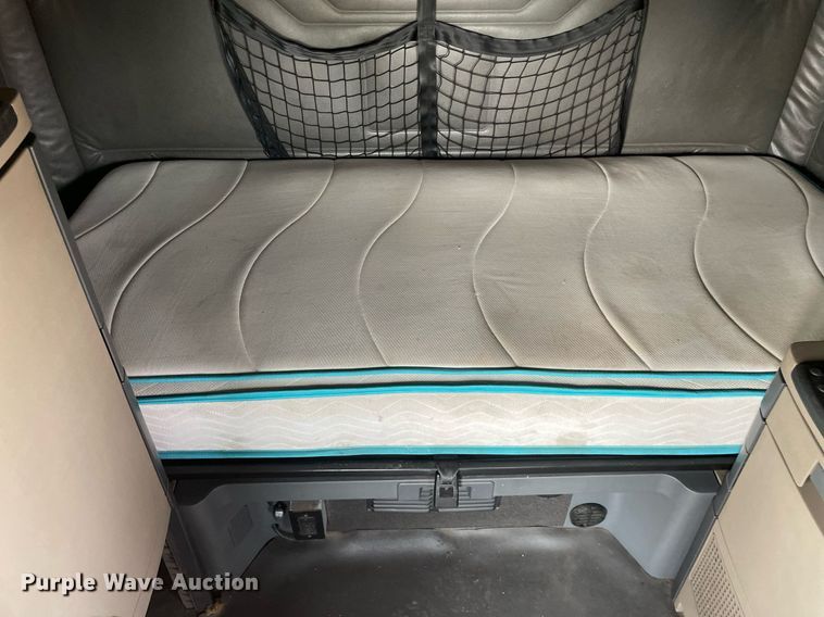 image for item LJ9687 2016 Freightliner Cascadia 125  semi truck