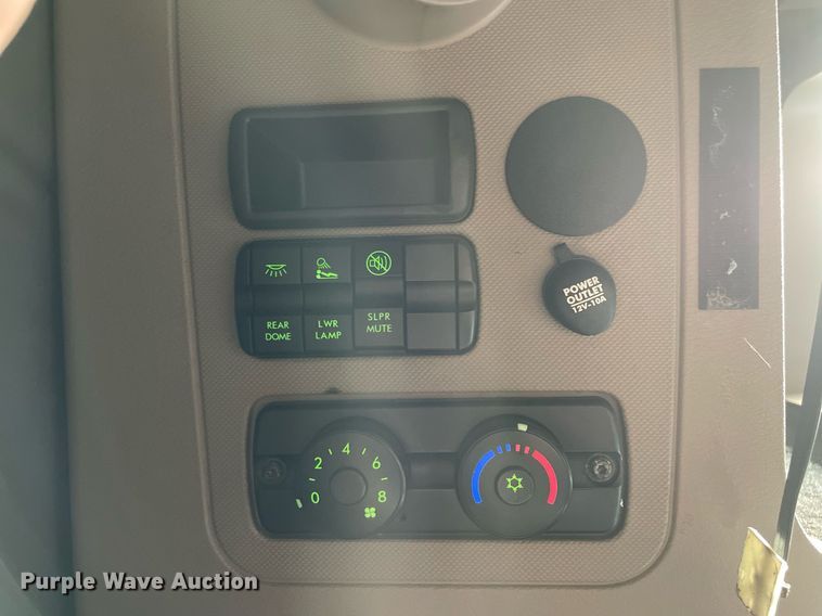 image for item LJ9687 2016 Freightliner Cascadia 125  semi truck