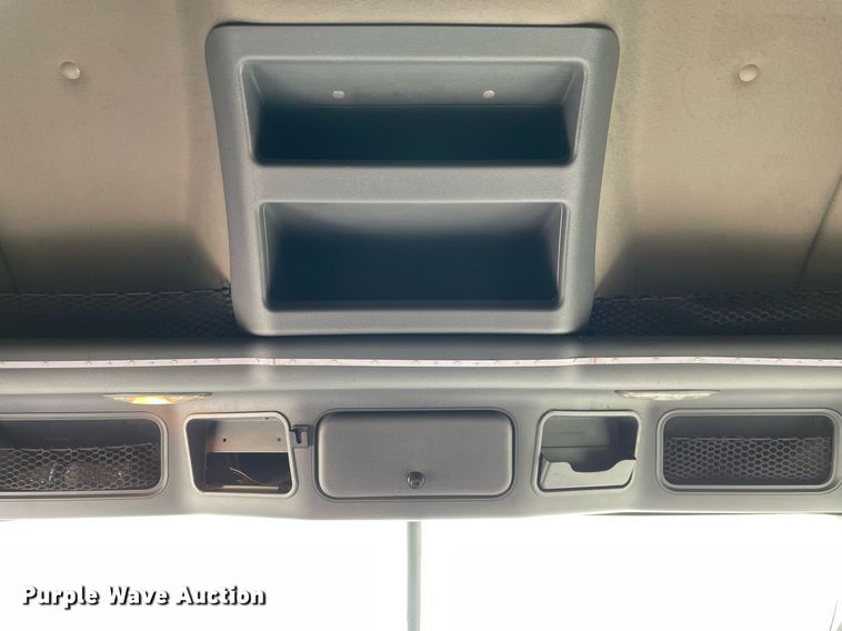 image for item LJ9687 2016 Freightliner Cascadia 125  semi truck