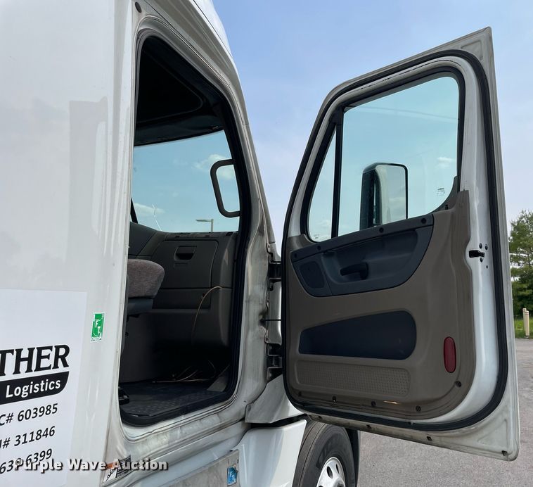 image for item LJ9687 2016 Freightliner Cascadia 125  semi truck