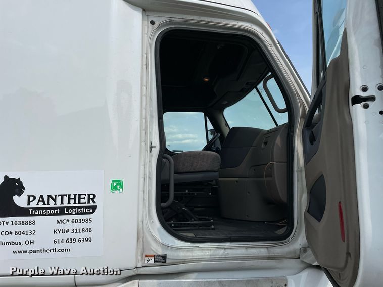 image for item LJ9687 2016 Freightliner Cascadia 125  semi truck